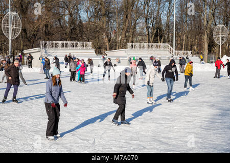 SAINT PETERSBURG, RUSSIE - Mars 04, 2018 : Beaucoup de personnes visitant patinoire ouverte sur l'Île Elagin sur jours de soleil d'hiver Banque D'Images