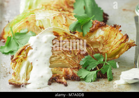 Morceaux de chou cuit avec des épices et sauce yogourt, moutarde et herbes. Selective focus Banque D'Images