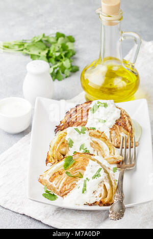 Morceaux de chou cuit avec des épices et sauce yogourt, moutarde et herbes. Selective focus Banque D'Images