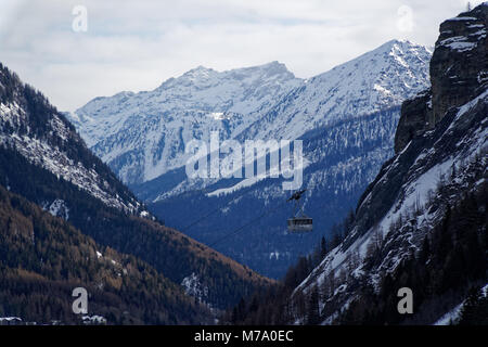 Montagnes de granit recouvert de neige et d'hiver forêt près de Mont Blanc alpes ski de fond et sur l'élévateur, de l'Italie. Banque D'Images