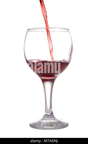 Stream de vin rouge s'écoule dans un verre, isolated on white Banque D'Images