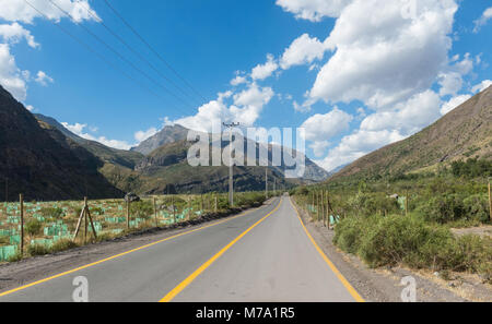 Cajón del Maipo. Maipo Canyon. Route qui traverse le Cajon del Maipo dans la province du Chili, Chili Banque D'Images