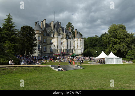 Le château et le parc de 'Roche-Bagnoles' ou 'Château' Tessé (et aussi l'hôtel de ville) à Bagnoles de l'Orne, un concert jour (Orne, Normandie, France). Banque D'Images