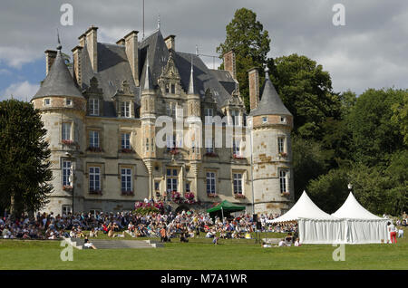 Le château et le parc de 'Roche-Bagnoles' ou 'Château' Tessé (et aussi l'hôtel de ville) à Bagnoles de l'Orne, un concert jour (Orne, Normandie, France). Banque D'Images