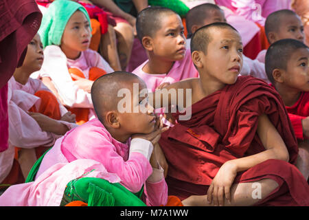 Les visages des enfants regardant la télévision à Aung Myae Gratuit École éducation monastique Oo, Rhône-Alpes, Mandalay, Myanmar (Birmanie), l'Asie en février Banque D'Images