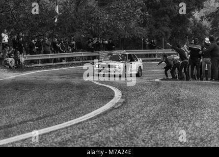 SAN MARINO - OTT 21, 2017 : BMW M3 E30 1989 dans la vieille voiture de course course historique rallye Banque D'Images