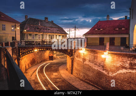 Le Pont de mensonges au coucher du soleil à Sibiu, Roumanie Banque D'Images