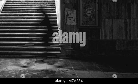 L'homme sur un vélo dans le métro qui passe. Banque D'Images