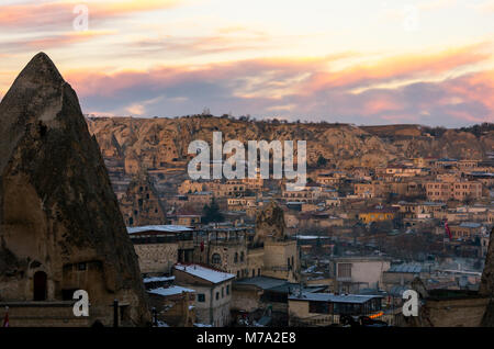 Nuageux rose coucher de soleil sur la ville de Göreme, Cappadoce, Turquie Banque D'Images