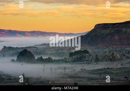 Coucher du soleil orange et mystique brouillard sur la Cappadoce, Turquie Banque D'Images