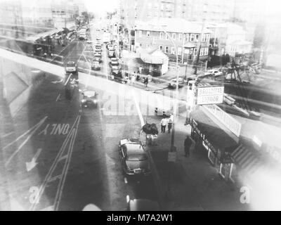 Jackson Heights, Queens. Vue depuis la gare de rue 74. New York. Les gens attendant le train. Banque D'Images