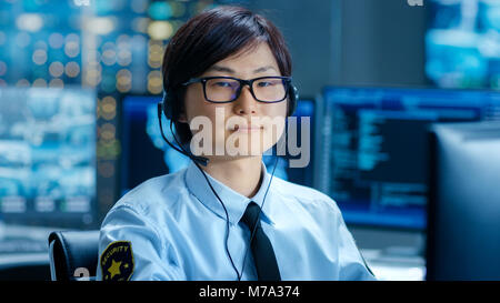 Dans le Centre d'opérations réseau commerçant principal enseigne aux jeunes l'associer au personnel fait appel Client avec un casque. Ils sont entourés par les moniteurs Banque D'Images