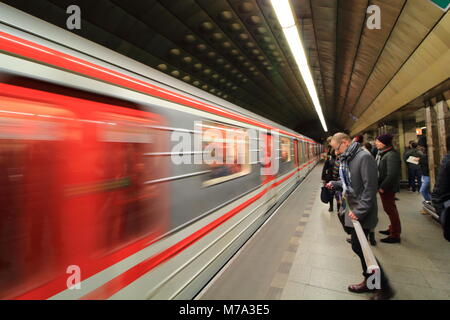 Jour commun en vue de métro par une caméra Banque D'Images