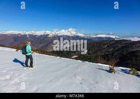 Femme de la raquette, Plateau de Beille, dans les Pyrénées françaises, France Banque D'Images