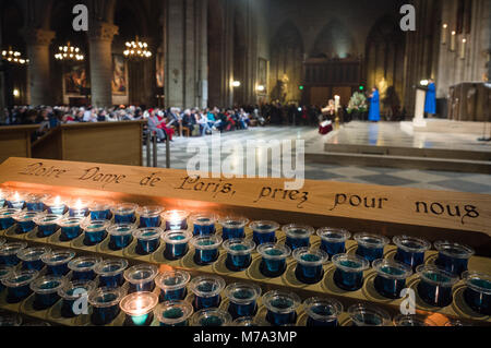 Bougies votives à l'intérieur de la Cathédrale Notre Dame de Paris, France. Banque D'Images