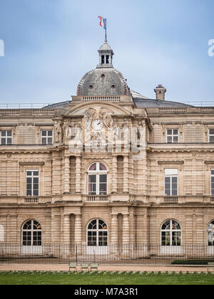 Paris, France - 7 janvier 2018 : vue sur le palais du Luxembourg, à l'intérieur du jardin public du même nom, l'une des plus importantes de Paris. Banque D'Images