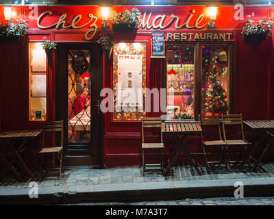 Montmartre, Paris - 7 janvier 2018 : soirée vue d'un restaurant typique dans le quartier des artistes de Montmartre, Paris. Banque D'Images