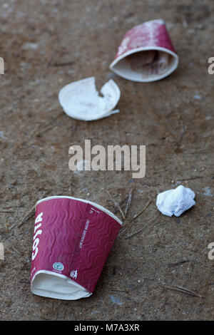 Tasses à café laissés sur le terrain car la litière. Banque D'Images