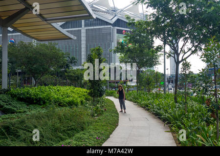 Un touriste australien debout sur le trottoir dans du JW Marriot Hotel, Singapore. Banque D'Images