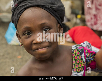 Accra, Ghana - 28 décembre 2016 : portrait of African girl à Accra, Ghana. Banque D'Images