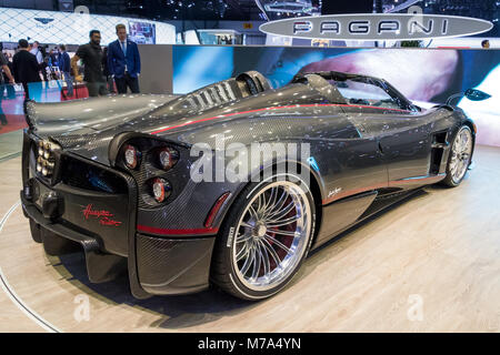 Genève, SUISSE - Le 6 mars 2018 : Pagani Huayra Roadster voiture de sport hyper présentés à la 88e Salon International de l'Automobile de Genève. Banque D'Images