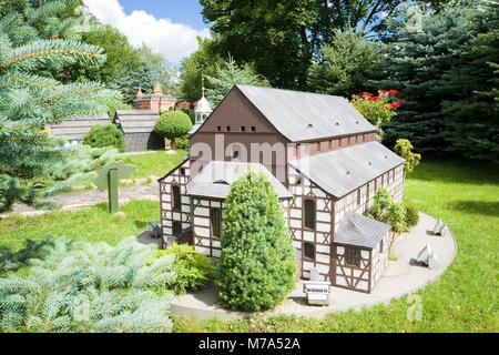 KOWARY, Pologne - 12 juillet 2017 : Modèle de l'Eglise protestante de la Paix à Jawor du Parc Miniature . Il est l'un des plus grands buil religieux à pans de bois Banque D'Images