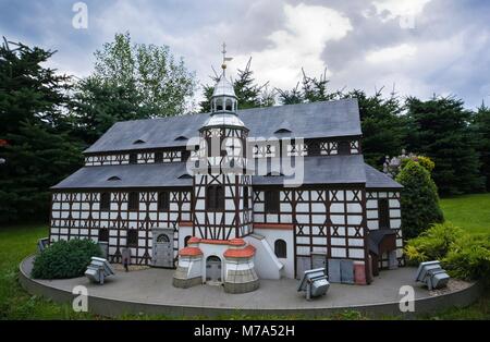 KOWARY, Pologne - 12 juillet 2017 : Modèle de l'Eglise protestante de la Paix à Jawor du Parc Miniature . Il est l'un des plus grands buil religieux à pans de bois Banque D'Images