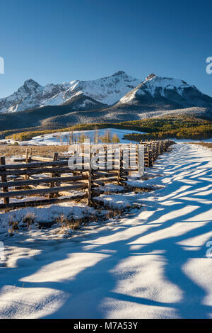 Pôle nord et Pic Pic Hayden, Sneffels Range, clôture en zigzag, la neige à la fin de l'automne, à l'aube du dernier dollar Road, San Juan Mountains, Colorado, USA Banque D'Images