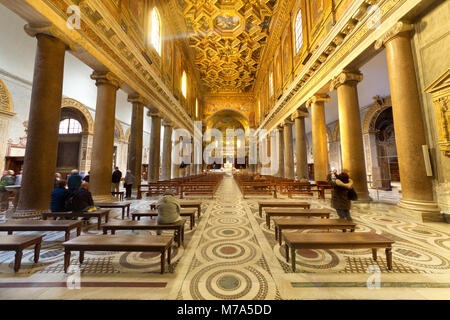 Intérieur de la Basilique de Santa Maria in Trastevere Banque D'Images