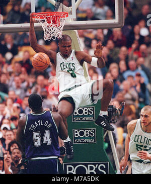 Boston Celtics ANTOINE WALKER SCORES EN 4ÈME PÉRIODE ACTION au Fleet Center à Boston MA USA Avril 2,1999 LOI PHOTO BELKNAP Banque D'Images