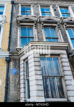English Heritage blue peste d'où le célèbre réalisateur, Sir Alfred Hitchcock, 1899 - 1980 dans un appartement à Kensington, Londres, UK Banque D'Images