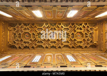 Le plafond à caissons de la Basilique de Santa Maria in Trastevere avec l'Assomption de la Vierge, du Domenichino peinture octogonale Banque D'Images