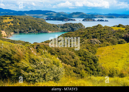 Vue depuis l'Île Urupukapuka dans la Bay of Islands, Île du Nord, la Nouvelle-Zélande sur le Canal Albert vers le continent Banque D'Images