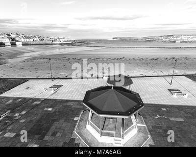 Photographie en noir et blanc du comté de clarisses haut plage plage kilkee irlandais. Banque D'Images