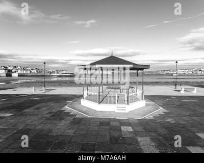 Photographie en noir et blanc du comté de clarisses haut plage plage kilkee irlandais. Banque D'Images