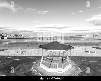 Photographie en noir et blanc du comté de clarisses haut plage plage kilkee irlandais. Banque D'Images