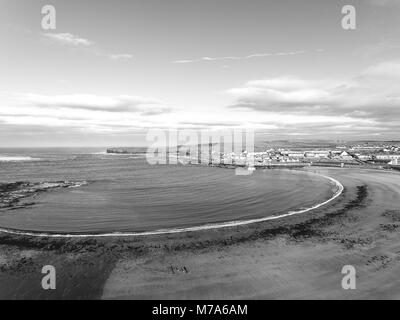 Photographie en noir et blanc du comté de clarisses haut plage plage kilkee irlandais. Banque D'Images