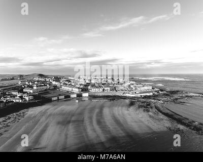 Photographie en noir et blanc du comté de clarisses haut plage plage kilkee irlandais. Banque D'Images