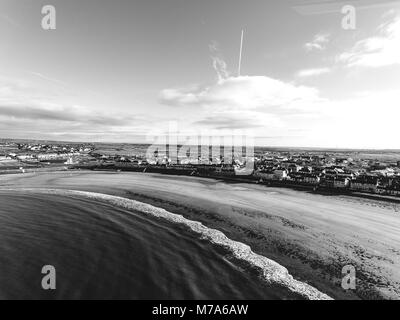 Photographie en noir et blanc du comté de clarisses haut plage plage kilkee irlandais. Banque D'Images