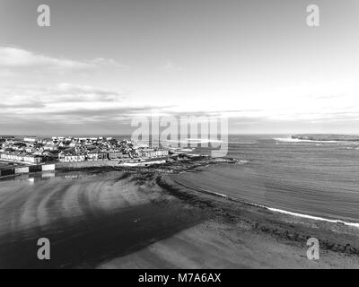 Photographie en noir et blanc du comté de clarisses haut plage plage kilkee irlandais. Banque D'Images