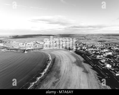 Photographie en noir et blanc du comté de clarisses haut plage plage kilkee irlandais. Banque D'Images