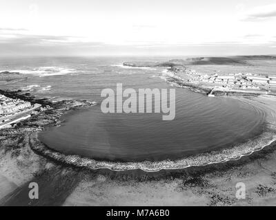 Photographie en noir et blanc du comté de clarisses haut plage plage kilkee irlandais. Banque D'Images