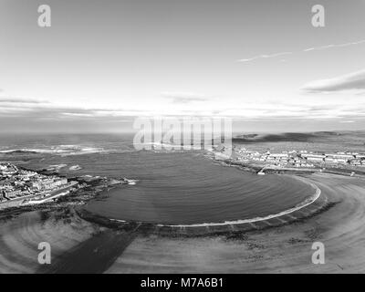 Photographie en noir et blanc du comté de clarisses haut plage plage kilkee irlandais. Banque D'Images