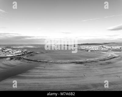 Photographie en noir et blanc du comté de clarisses haut plage plage kilkee irlandais. Banque D'Images