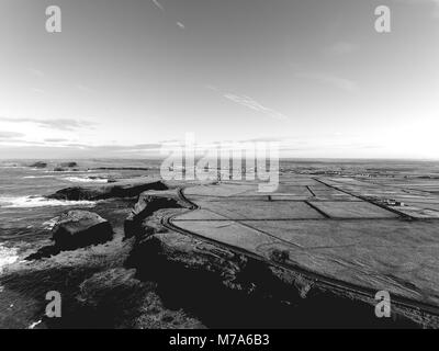 Photographie en noir et blanc du comté de clarisses haut plage plage kilkee irlandais. Banque D'Images