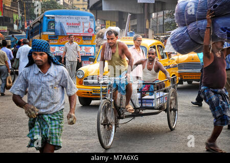 Rickshawman dans les rues de Kolkata. L'Inde Banque D'Images