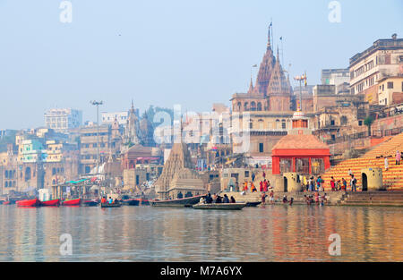 Les ghats le long des rives du Gange, Varanasi, Inde Banque D'Images