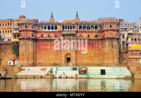 Les ghats le long des rives du Gange, Varanasi, Indiahistoric Banque D'Images