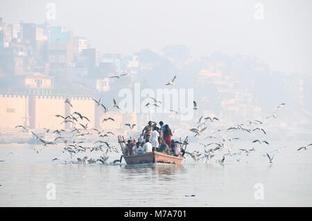 Les pèlerins sur le Gange, Varanasi, Inde Banque D'Images