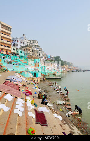 Les ghats le long des rives du Gange, Varanasi, Inde Banque D'Images